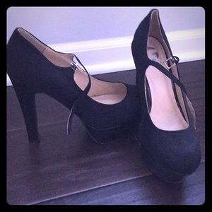 Size 10 G by Guess closed toe heels